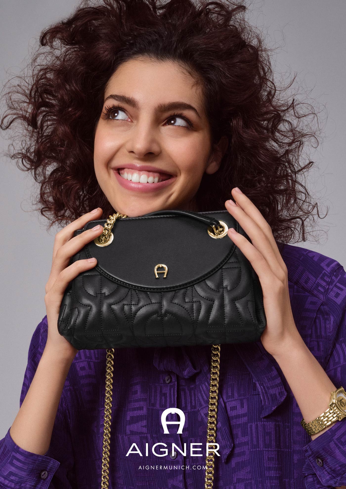 ACHATZ_Aigner_munich_bags_campaign_fall-winter_2021_ad_laughing