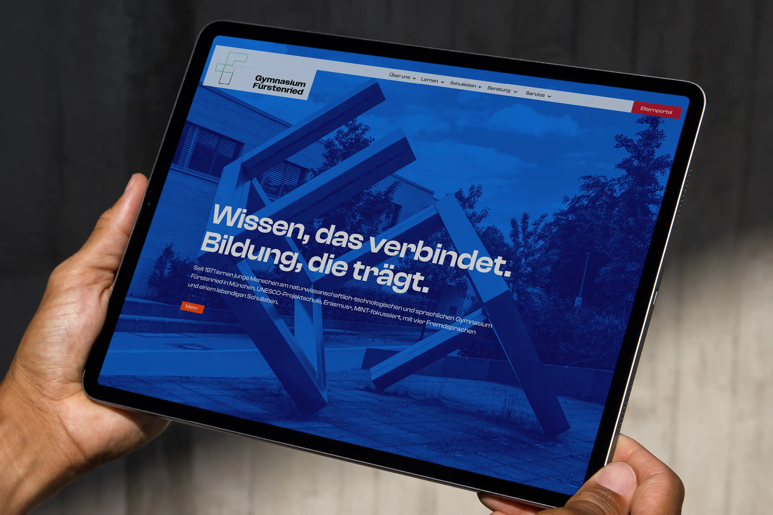 Logodesign und Designsystem für das Gymnasium Fürstenried, München. Webseite auf Tablett